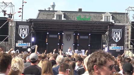 🎥 | Fans zetten Almelo op zijn kop bij huldiging van kampioensploeg Heracles