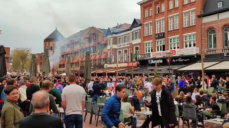 🎥 | Zingende Arsenal-supporters zorgen voor sfeer in het Eindhovense centrum