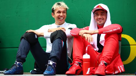 Stop maar met die geruchten: 'Alexander Albon komt niet naar Ferrari in 2025'