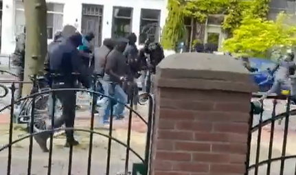 🎥 | AZ- en West Ham United-fans beuken erop los in Alkmaar