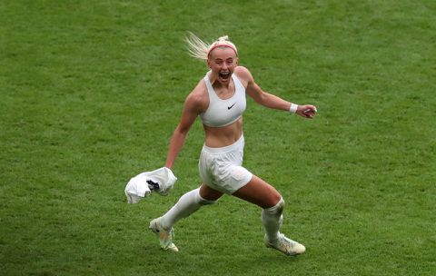 Dit gaat de Engelse voetbalster Chloe Kelly doen met haar beha