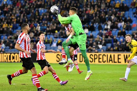 KNVB zit met de handen in het haar: wanneer plannen we die 6 minuten van Vitesse-Sparta?