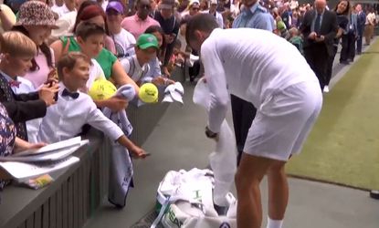 🎥​ | Djokovic schudt z'n tas leeg voor jonge toeschouwers op Wimbledon