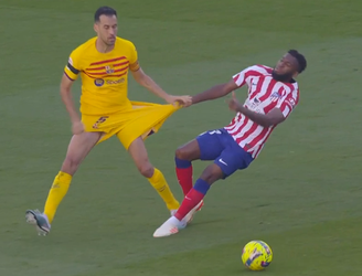 🎥 | Broekje Sergio Busquets aan stukken gescheurd: Spanjaard krijgt zelf geel