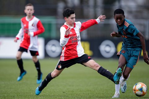 'Kleine Van Persie tekent binnenkort zijn eerste contract bij Feyenoord'