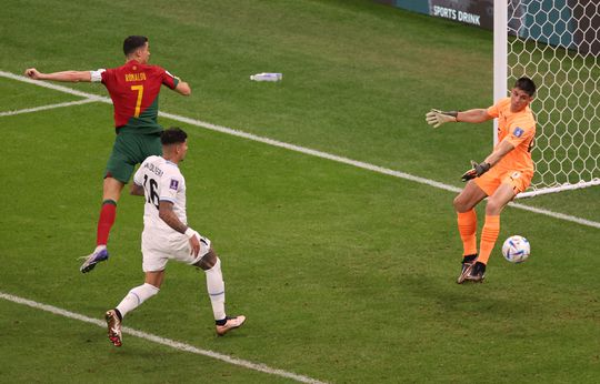 Adidas-technologie bewijst: Ronaldo raakte Fernandes' bal tegen Uruguay NIET aan