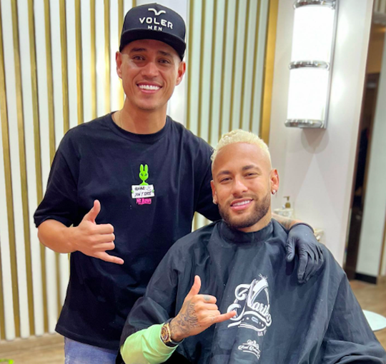 ✂ | Kapper vliegt 12.000 km om herstelde Neymar aan DIT kapsel te helpen