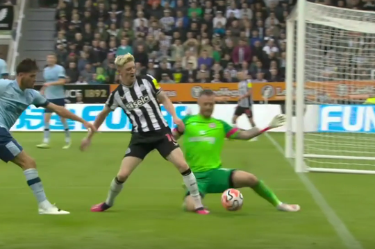 🎥​ | Ai! Mark Flekken stuntelt bij Brentford verder en veroorzaakt knullige penalty