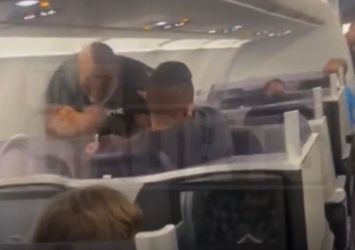 🎥 | Oei! 'Iron' Mike Tyson beukt in op medepassagier in het vliegtuig