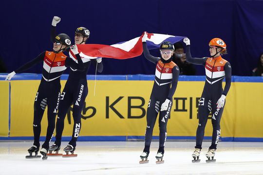 Historie! Nederlandse shorttrackers pakken allereerste WK-titel op gemengde aflossing