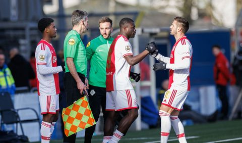 Wie is Jorrel Hato, de piepjonge debutant bij Ajax?