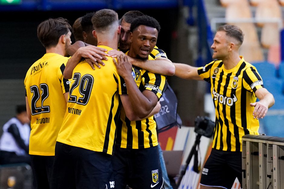 Dit zijn de opstellingen van AZ en Vitesse voor de beslissende wedstrijd
