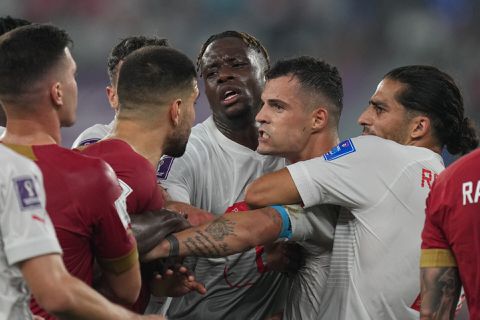 Discriminatie bij Zwitserland - Servië? FIFA doet onderzoek naar gebaartjes Xhaka