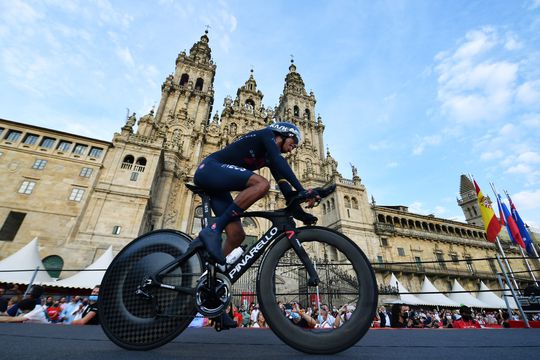 🎥 | Bewakingsbeelden tonen Egan Bernals crash tegen geparkeerde bus