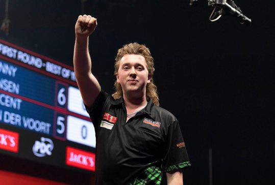 🎥 | WK darts: Danny 'The Mullet' Jansen naar 2e ronde na lastige zege op Filippijn Nebrida
