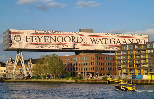 📸 | Enorm Feyenoord-spandoek krijgt bijzondere plek in Rotterdam