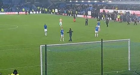🎥 | Boze Everton-fan confronteert spelers met dikke nederlaag, stewards doen niks