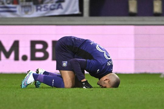 Harde kern van Anderlecht last poorten dicht en spuit graffiti bij Lotto Park