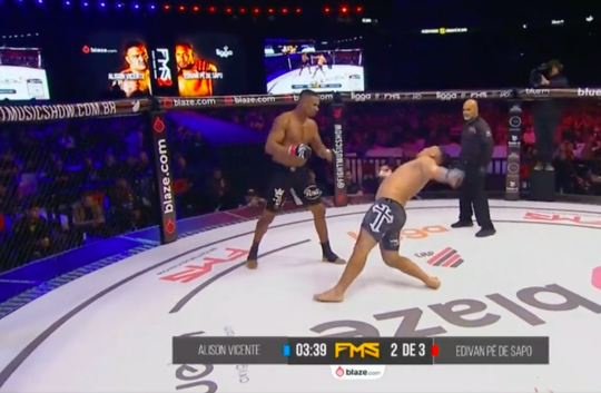 🎥 | KO-gaande MMA-vechter Alison Vicente gaat neer als 'stervende zwaan'