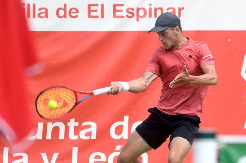 Tim van Rijthoven is op Roland Garros 1 zege verwijderd van debuut hoofdschema Grand Slam