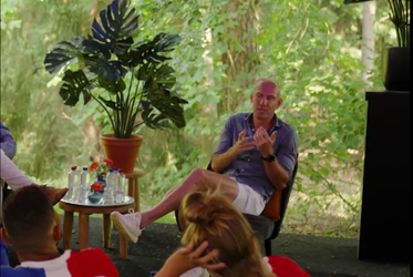 🎥 | Arjen Robben met (grote) boodschap voor Oranjevrouwen: 'Met poep in je broek kun je beter binnenblijven'