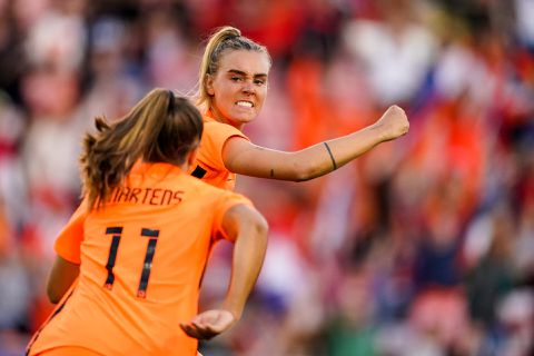 Jill Roord lacht om mediabom na kritiek op bondscoach: 'Moet je niet zo serieus nemen, joh!'