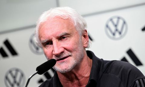 Rudi Völler is bondscoach Duitsland bij oefenpot tegen Frankrijk