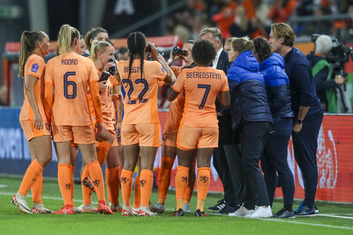 Oranjevrouwen kapen in laatste minuut de overwinning en houden zicht op Olympische Spelen