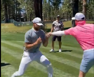 🥊🎥 | Stephen Curry en bokskampioen Canelo Alvarez sparren een rondje op de golfbaan