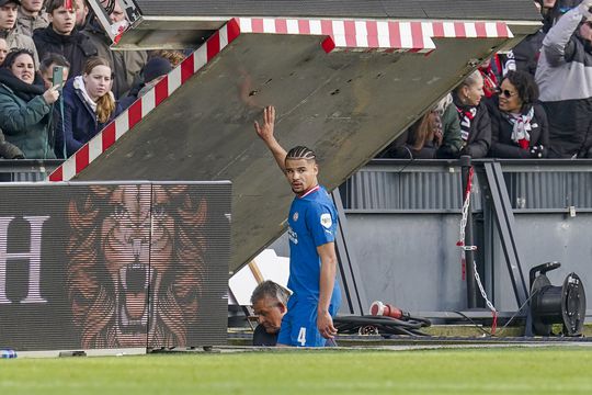 PSV is akkoord: Armando Obispo weet zijn straf na rode kaart tegen Feyenoord