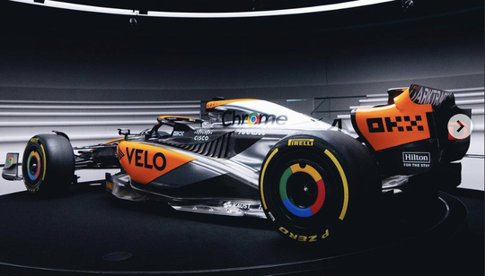 Bling-Bling! McLaren met chroomauto naar Britse GP: ‘Dit brengt mooie herinneringen naar boven’