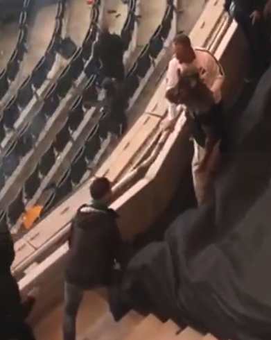 🎥 | WAT? Zweedse hooligan gespot met rattenmasker tijdens rellen AIK en Hammarby