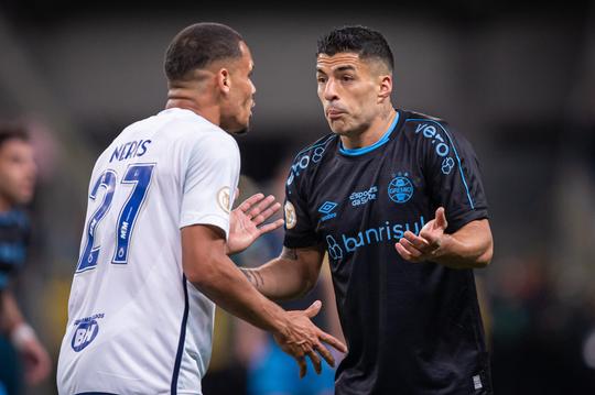 🎥 | Tegenstander Luis Suárez klaar met theaterspel en gooit schoen buiten lijnen
