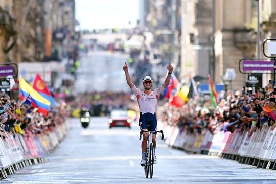 🎥  | Mathieu van der Poel oppermachtig WERELDKAMPIOEN wielrennen, zelfs valpartij stopt hem niet