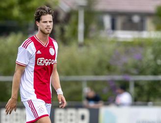 🎥​ | Kik Pierie flatert: Jong Ajax-verdediger pakt bal zomaar in handen en schenkt Roda penalty