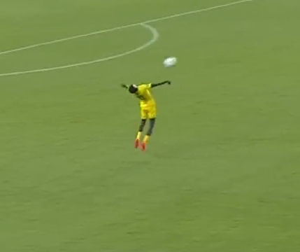 🎥🤕 | OEPS! TikTok-ster Khaby Lame krijgt pass van Ronaldinho vol op zijn muil
