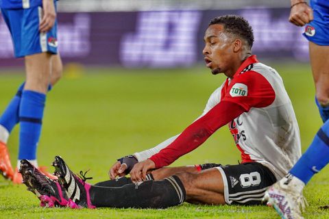 Slecht nieuws voor koploper Feyenoord: Quinten Timber 'geruime tijd' geblesseerd