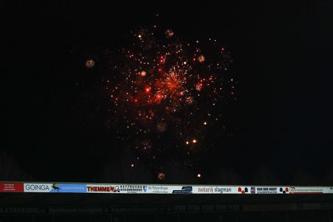 Go Ahead-supporters pakken microfoon af van journalist en gooien met vuurwerk in Leeuwarden