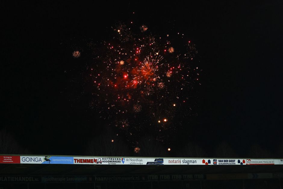 Go Ahead-supporters pakken microfoon af van journalist en gooien met vuurwerk in Leeuwarden