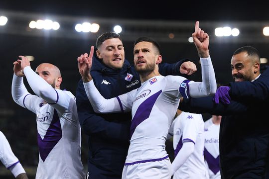 🎥 | Fiorentina-speler Biraghi knalt raak van liefst 57,91 meter