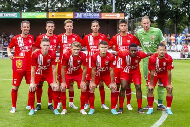 Twente-spelers Smal en Cleonise slaan elkaar bijna op de bek, vredesengel Ron Jans krijgt ze niet rustig