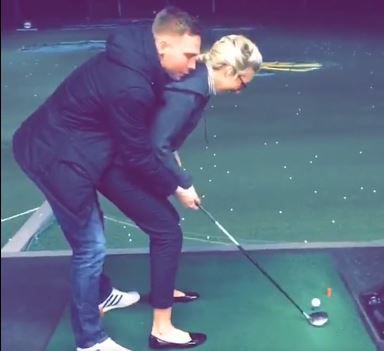 🎥 | Gerwyn Price lacht om viral video van intieme golfsessie met Fallon Sherrock: 'Zelfs ik moest 2 keer kijken'