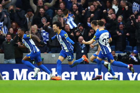 Kaoru Mitoma (Brighton) schiet Liverpools hopeloze seizoen nóg verder naar de kloten
