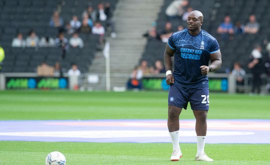 🎥 | Veldspeler stopt penalty van FIFA-legend Adebayo Akinfenwa in Engelse kelderklasse