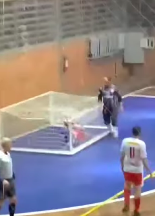 😂 | FAAL! Zaalvoetballer trekt doel ondersteboven na gemiste strafschop