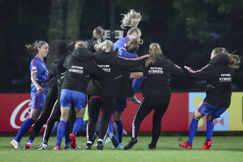 FC Twente vrouwen kampioen na 2-3 winst op Ajax