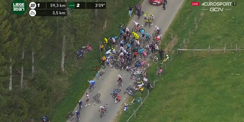 🎥 | Grote valpartij bij Luik-Bastenaken-Luik! Het halve peloton op zijn gat