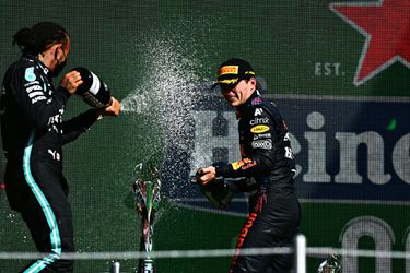 🤣 Lewis Hamilton betaalt indirect de boete van Max Verstappen