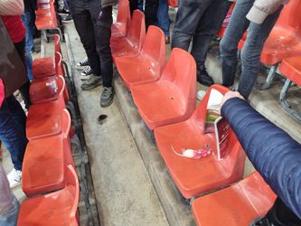 📸🐀 | GOOR! Supporters Charleroi gooiden met dode ratten in derby tegen Standard