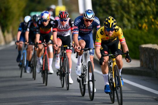 🎥 | Mathieu van der Poel rijdt naar podium in Milaan-San Remo, zijn 1e wedstrijd van 2022